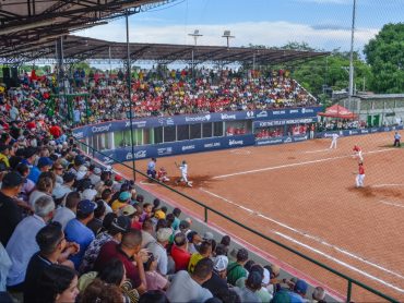 U-23 Softball World Cup Day 2: Unbeaten Sides Shine as 10,500 Fans Pack Sincelejo Stadiums