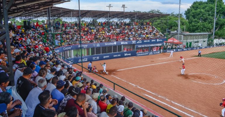 U-23 Softball World Cup Day 2: Unbeaten Sides Shine as 10,500 Fans Pack Sincelejo Stadiums