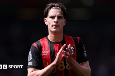 Bournemouth midfielder Scott rejects new contract