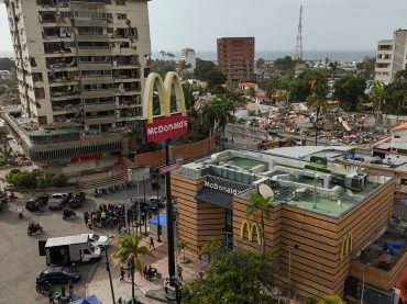 Venezuelan doctors convert restaurant into a clinic after earthquake
